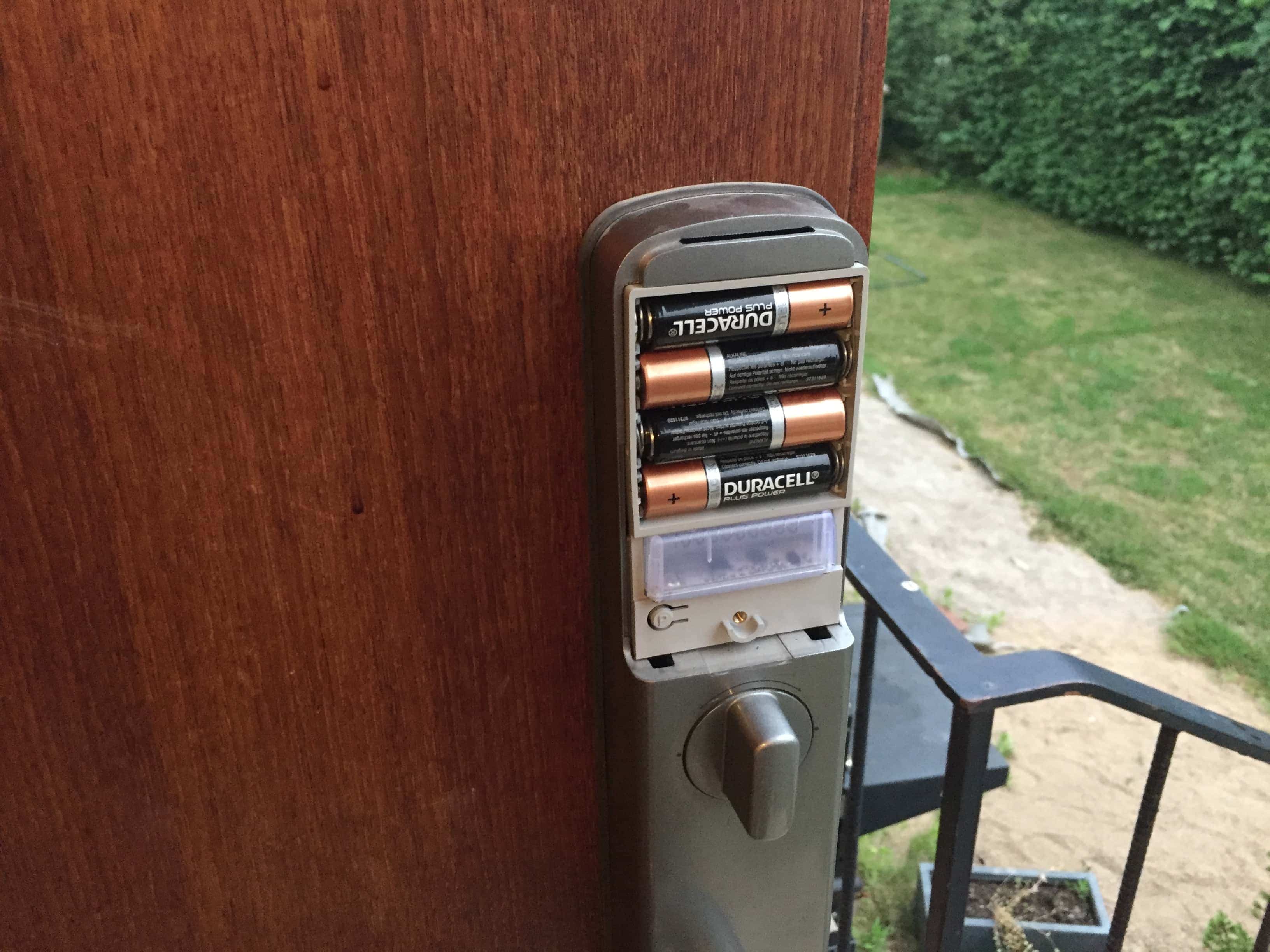 Batteribyte i dörren – Yale Doorman