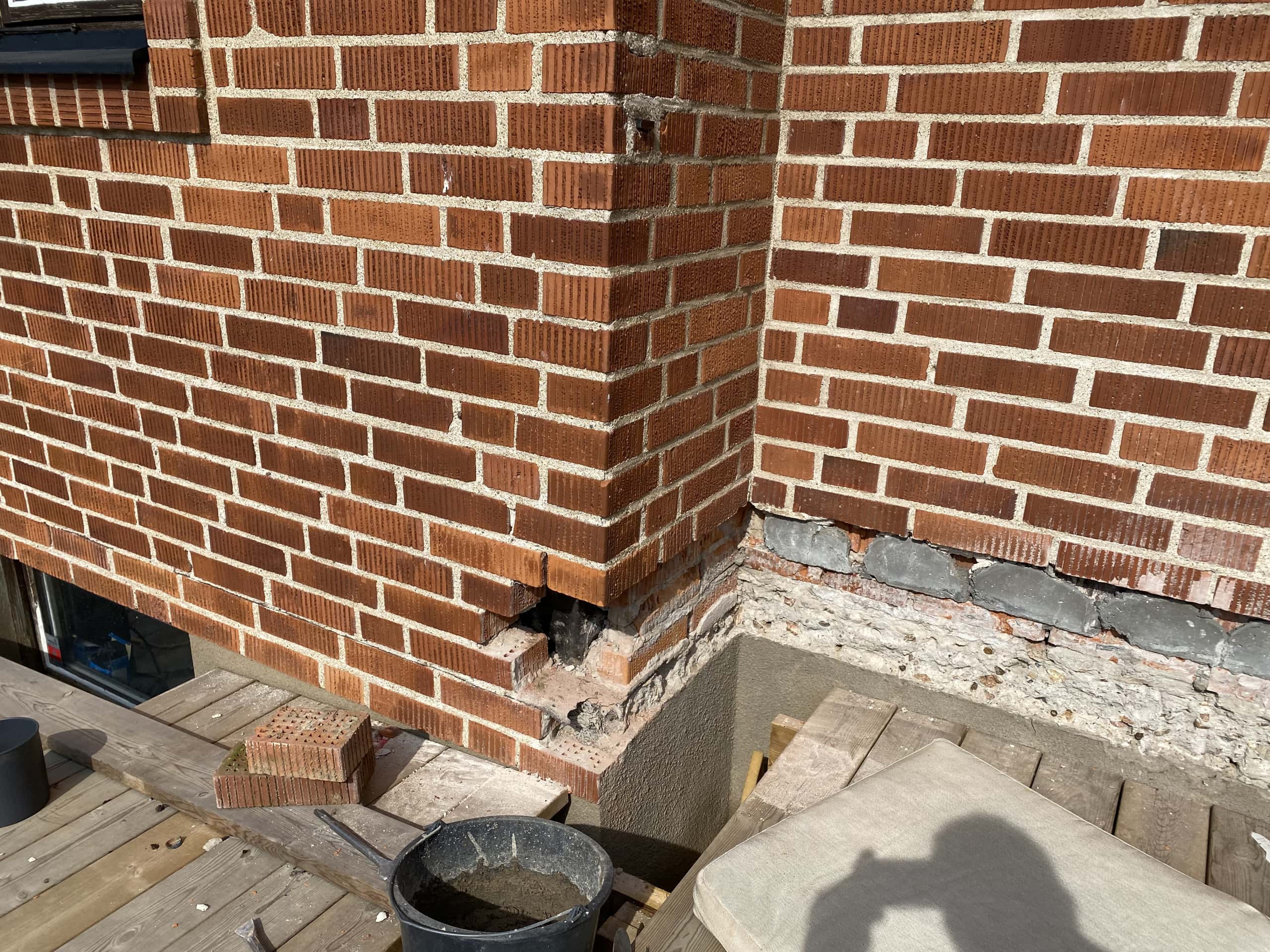 Murning av hörn på hus, förberedelser för renovering.