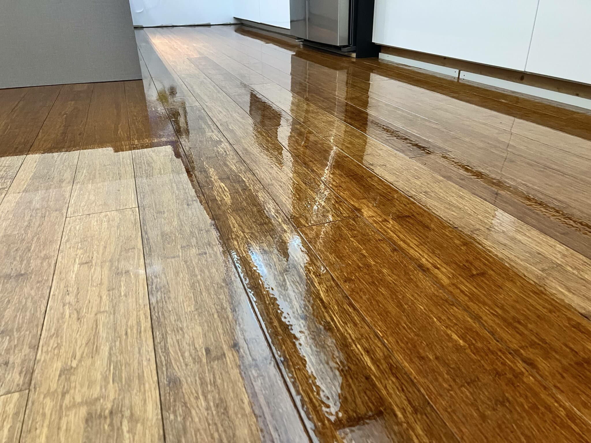 Nyligen behandlad golvyta i trä med en glansig finish, som reflekterar ljuset och ger en varm, inbjudande känsla i rummet.