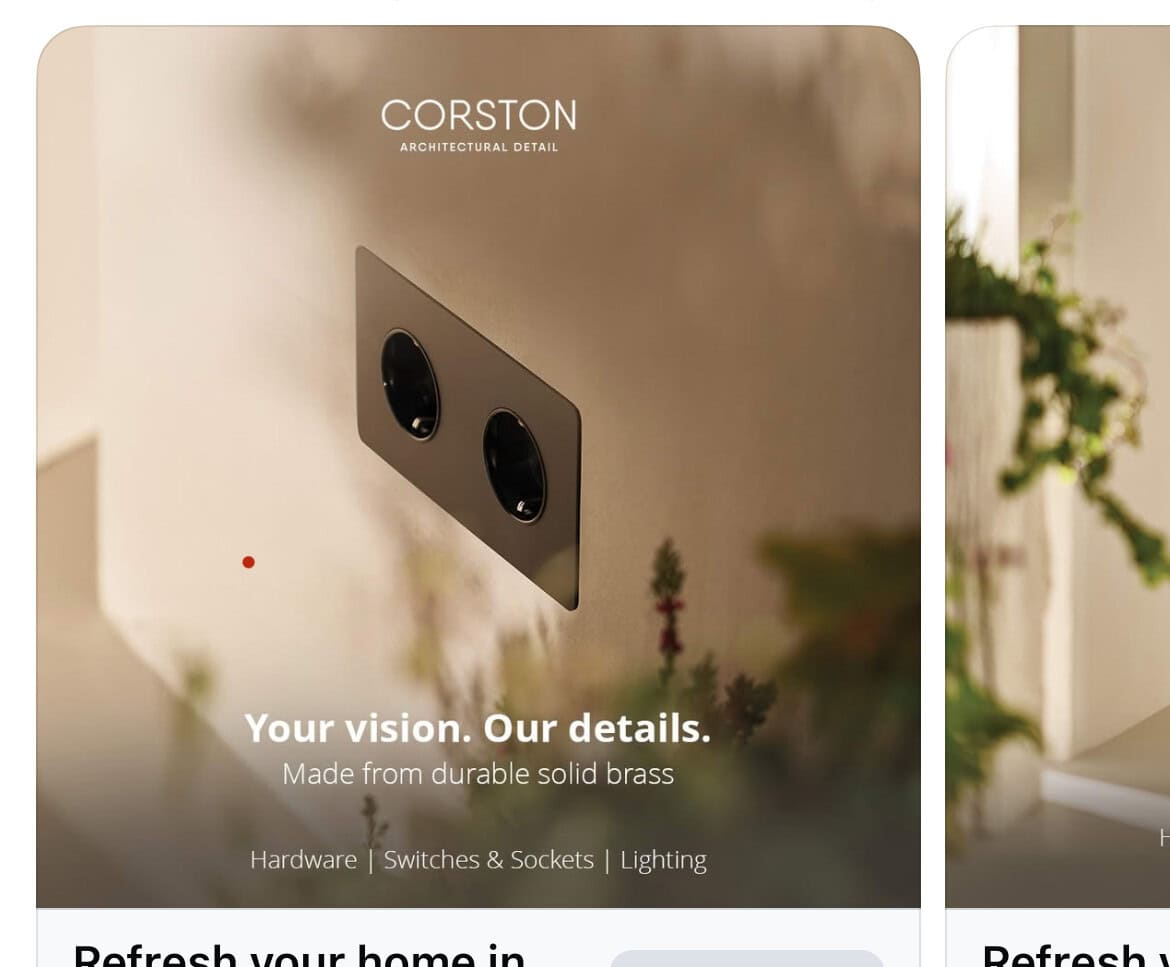 En modern eluttag i hållbart mässing, inramad av grönska, som visar hur detaljer kan förnya ditt hem.