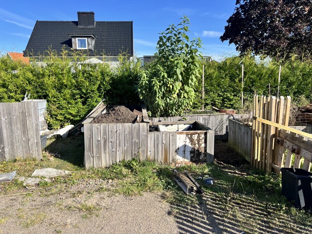 Rivning av gammal odlingslåda för nytt förråd och växthus.